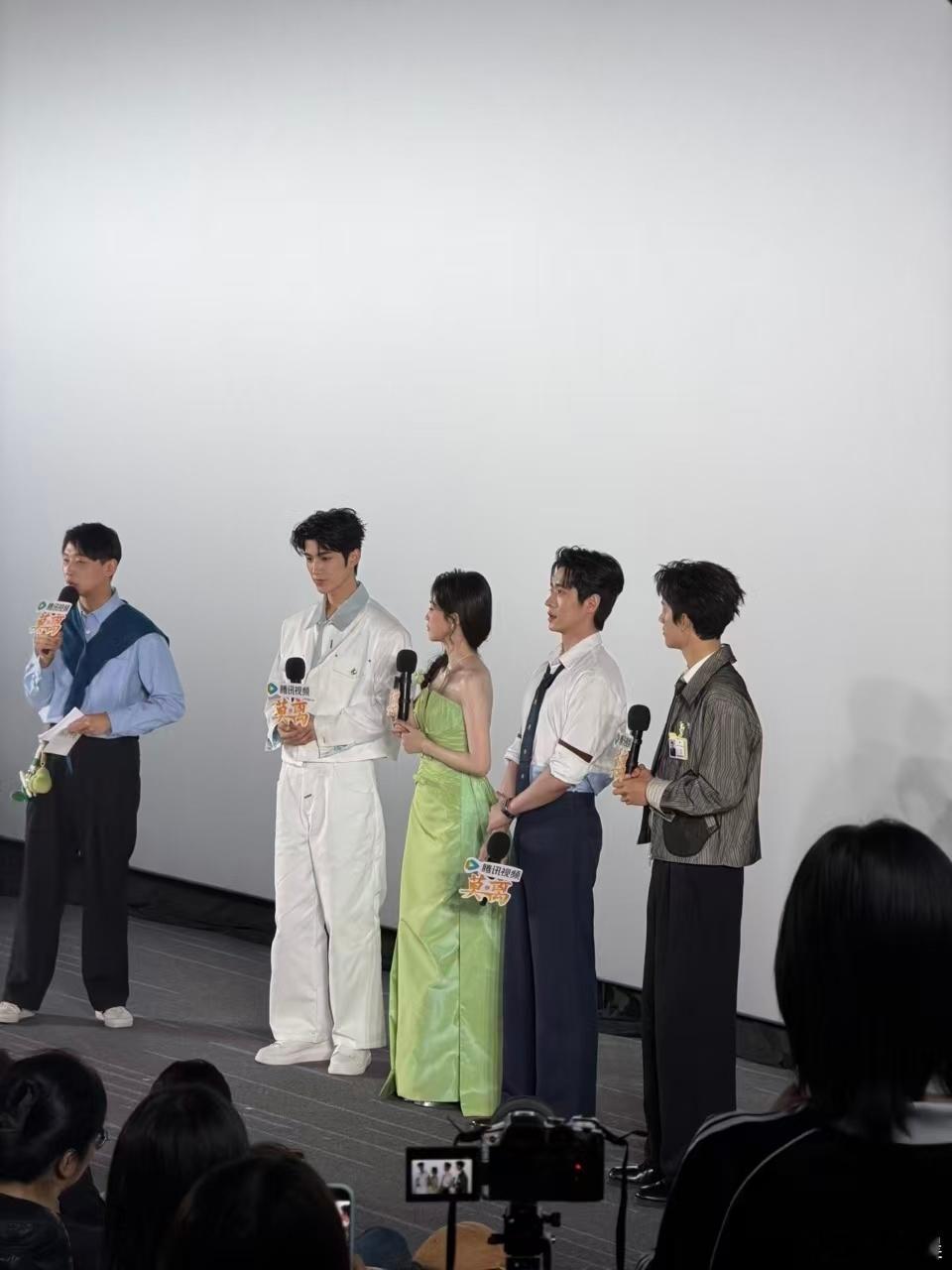 丞磊现场射箭性张力拉满腾讯娱乐莫离追剧团 无需刻意摆造型，单单抬手执弓就侠气十足