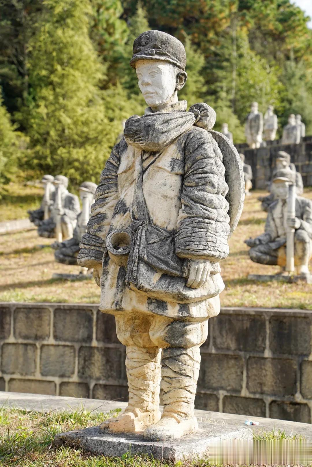 1944年，在中国的西南边陲小城云南龙陵发生了一场残酷的战役———松山战役。

