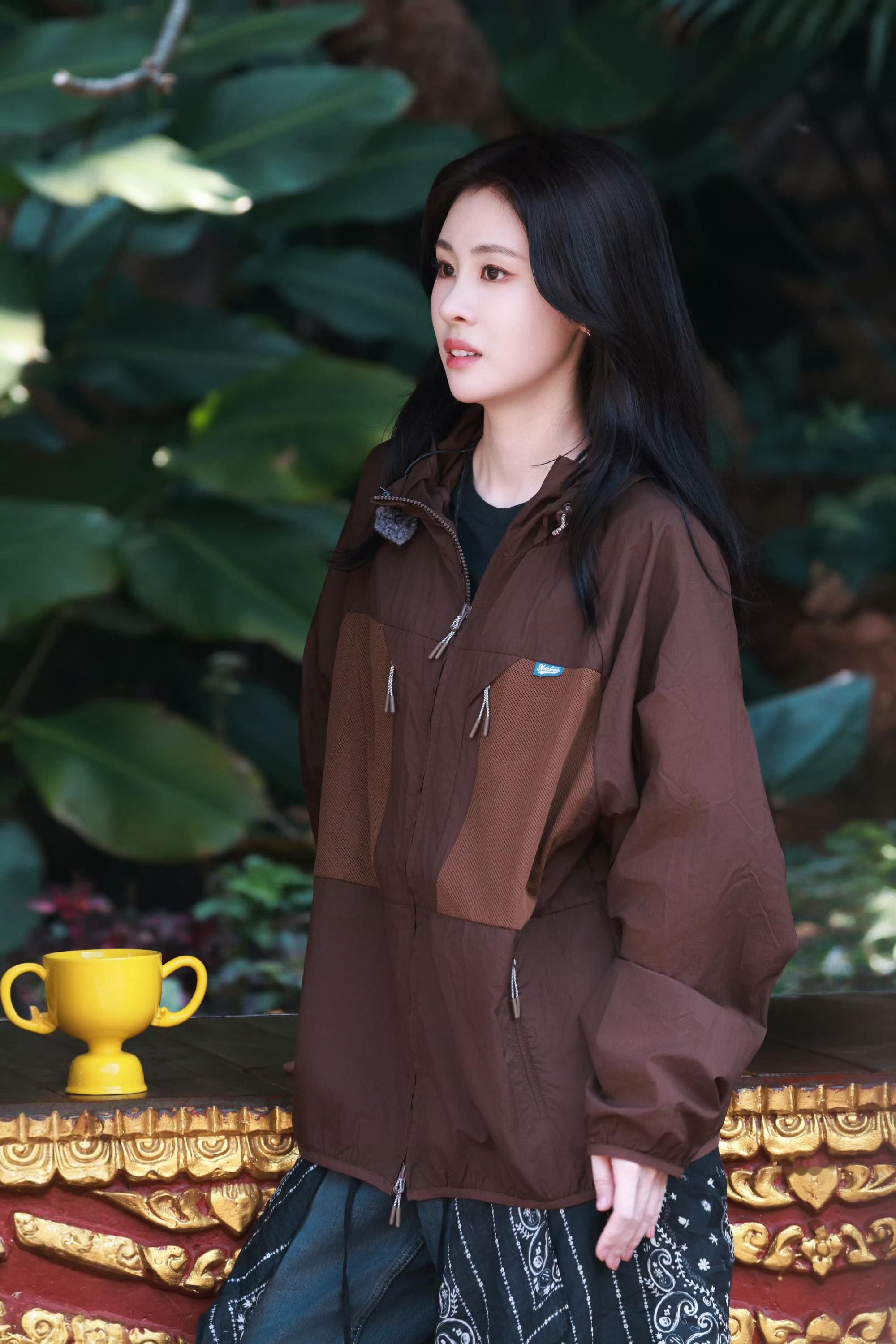 张碧晨养蜂穿搭张碧晨把防晒焊在身上了女明星防晒天花板！张碧晨这一身“养蜂穿搭”也