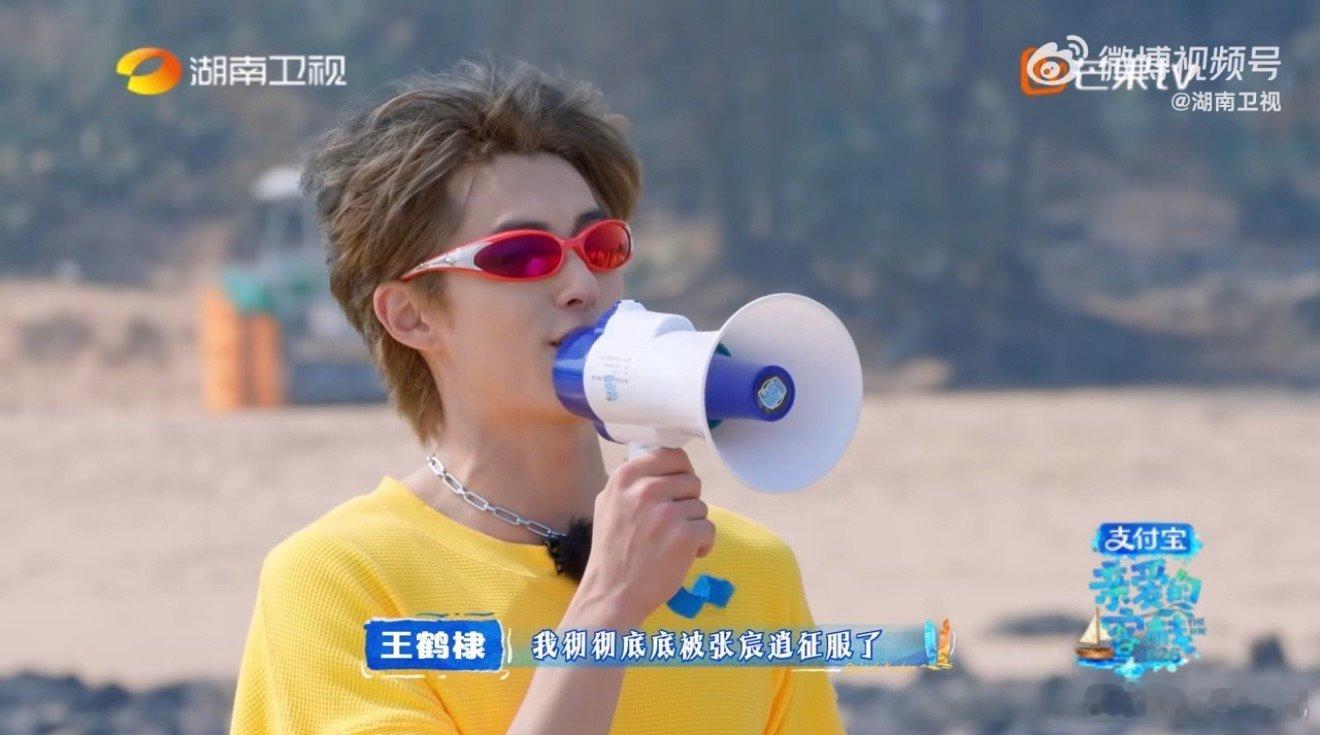 王鹤棣一句话让张宸逍跪了亲爱的客栈 一句话杀伤力这么大？张宸逍吓得当场下跪，也太