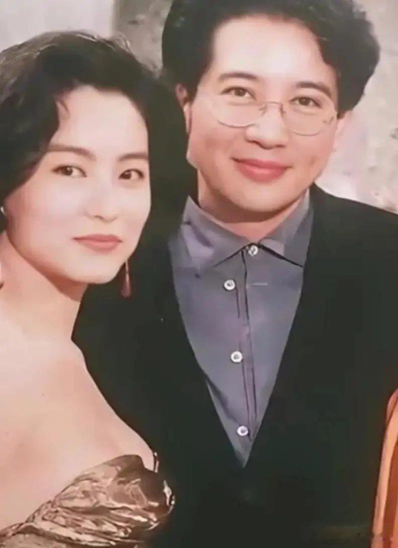 林青霞和秦汉热恋时期最恩爱的合照，俩人满脸幸福甜蜜 