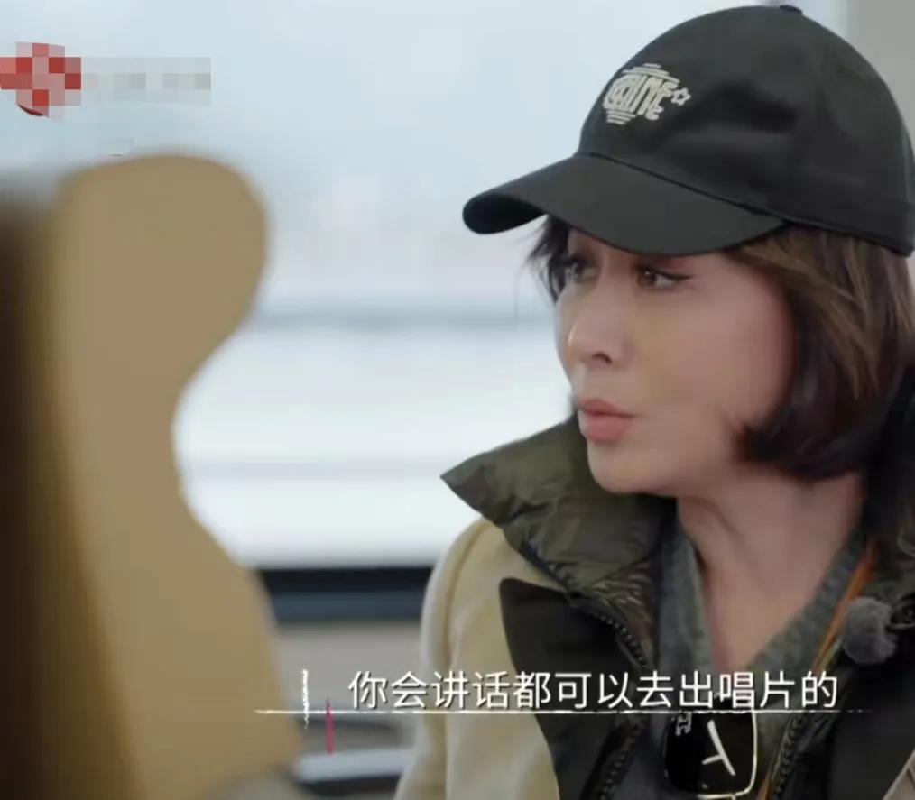 演员李若彤在节目中问刘嘉玲现在为什么不出唱片，不唱歌了，刘嘉玲笑道:“你会讲话都