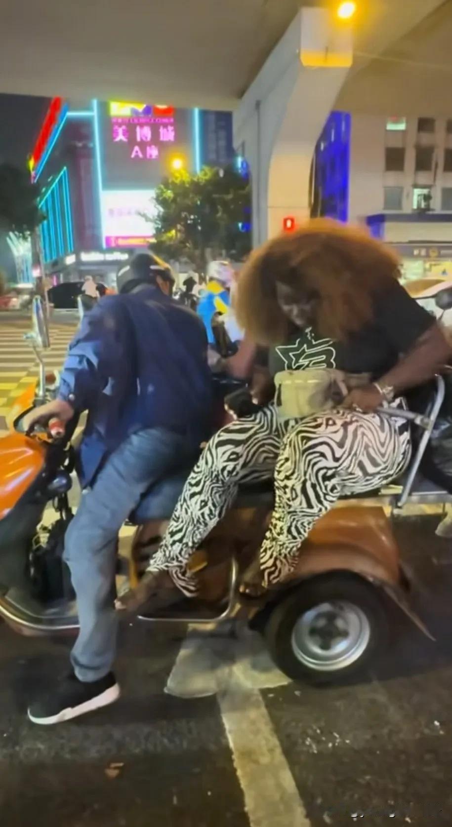 广州三元里附近的批发市场，经常会有许多来自非洲的人员从事外贸行业。在附近搭客的三