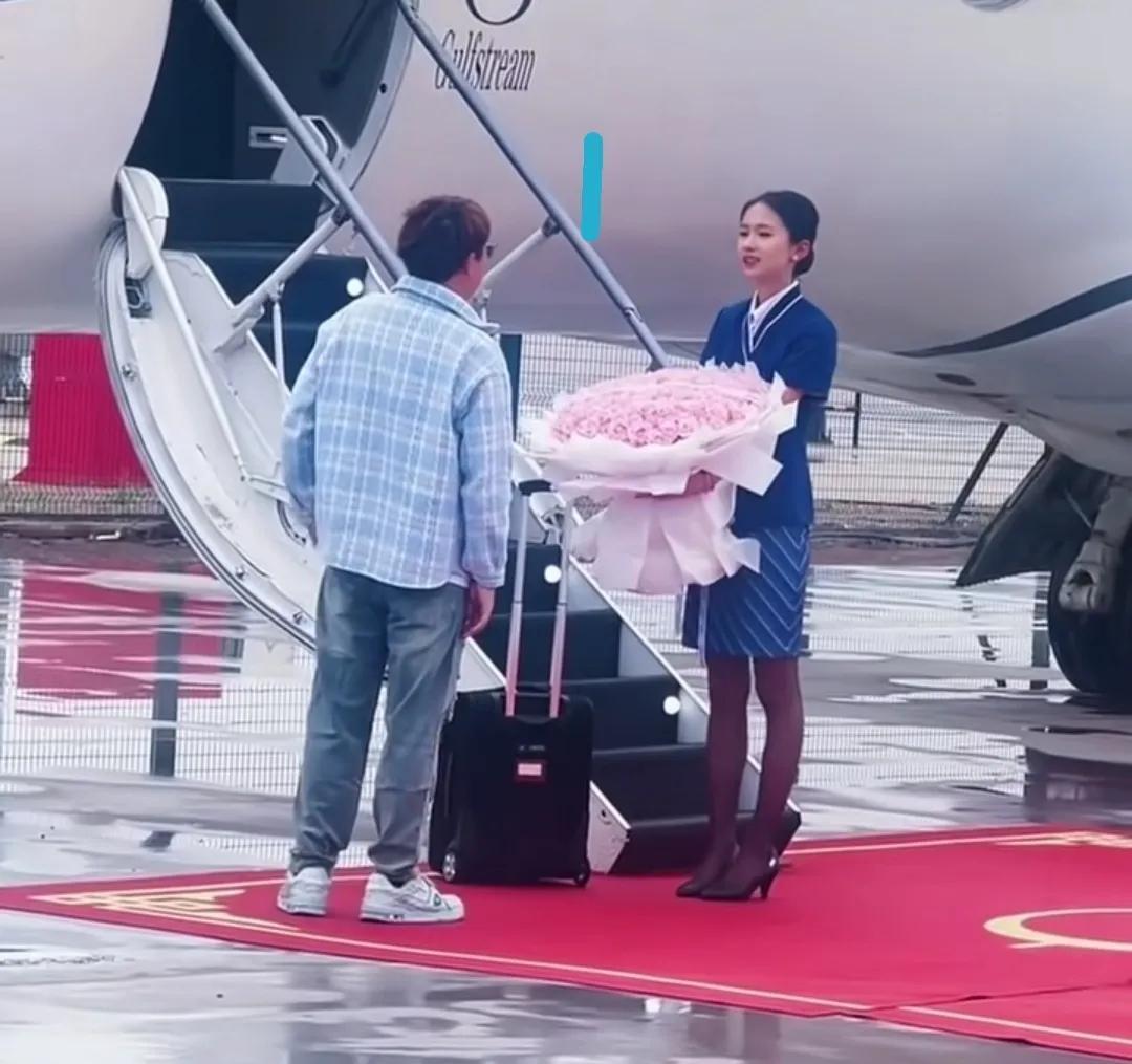 一男生机场送花求婚空姐失败转身即走，反转空姐后悔追“B”车气蹲在地上。
（若侵告