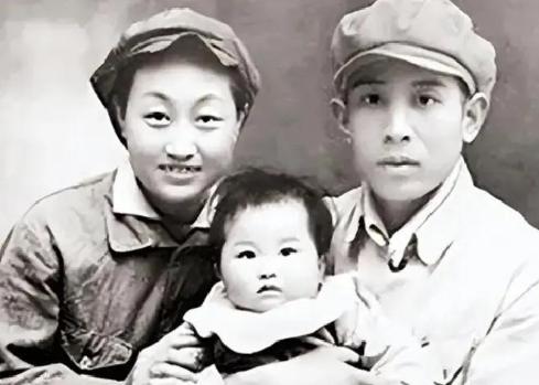 1938年，两名卧底夫妻假戏真做结为真夫妻，妻子牺牲后丈夫一生未娶，7年后原本牺