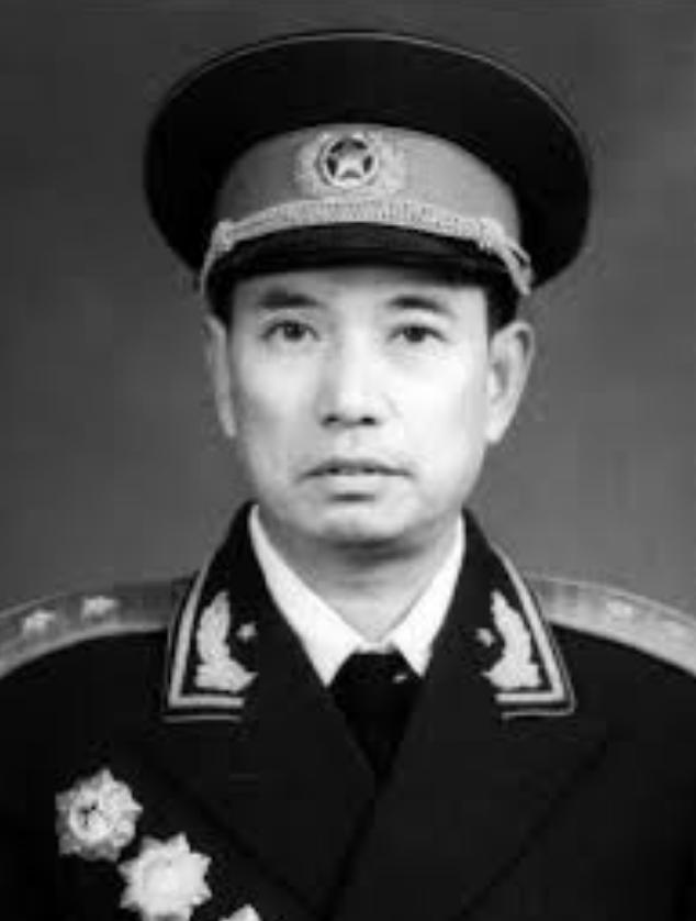 1980年，广州军区司令员吴克华给詹才芳打去电话，工作人员顺口答了一句“詹司令在