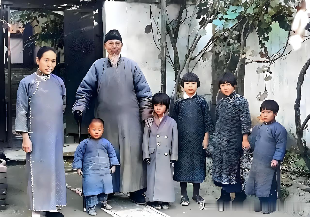 北平1938：齐白石一家于战乱中拍下的全家福

这是一张1938年齐白石一家在北