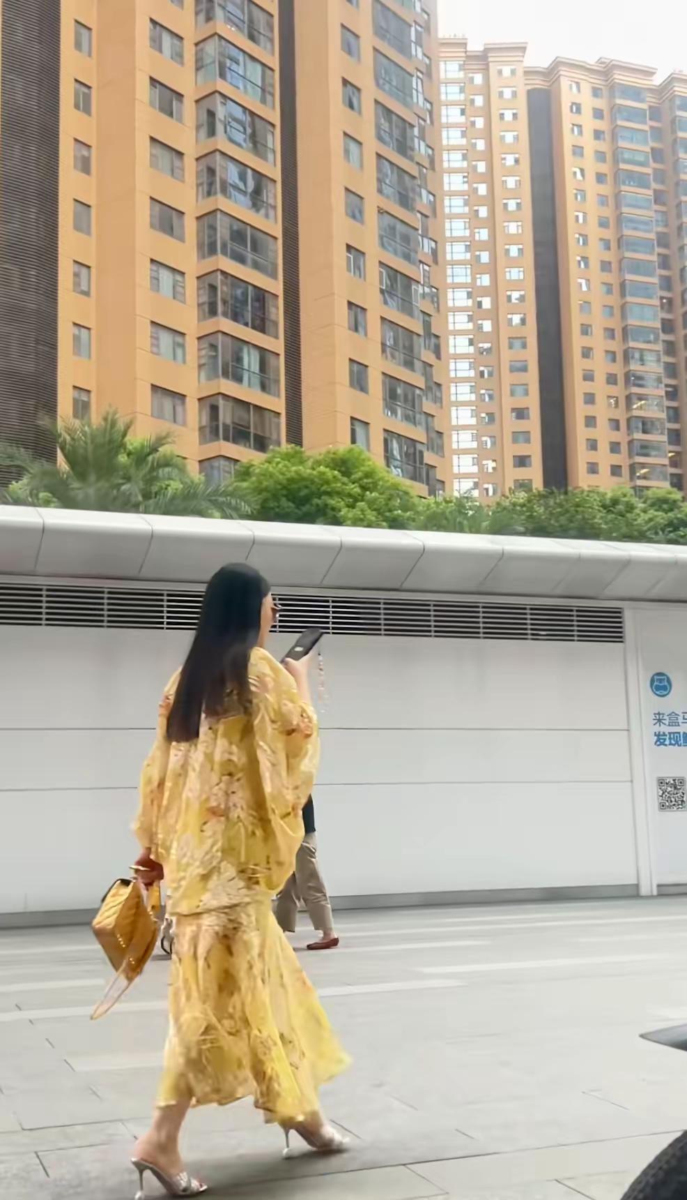 刷到路人抓拍李湘王诗龄王岳伦一家散步，看着很熟悉，再一看这不就是我家隔壁的运达广