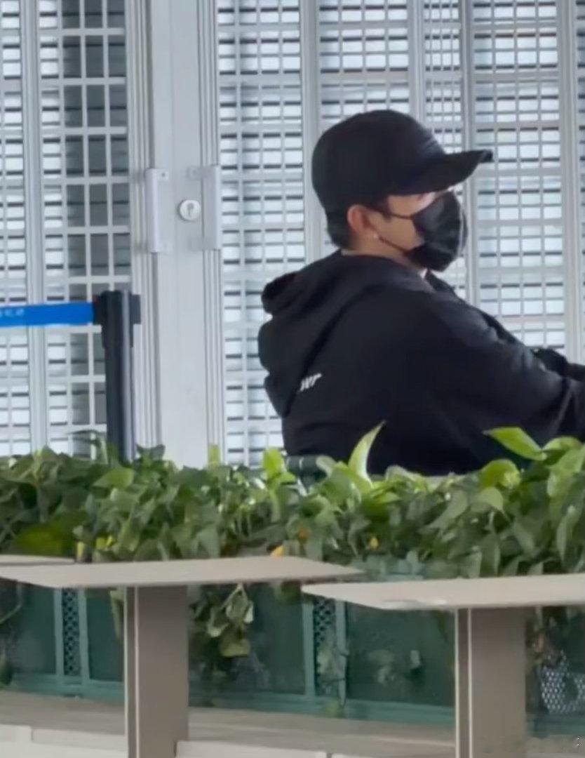 昆明机场偶遇陈飞宇昆明机场偶遇陈飞宇✨生图状态好绝！一身黑穿搭低调又帅气，优越身