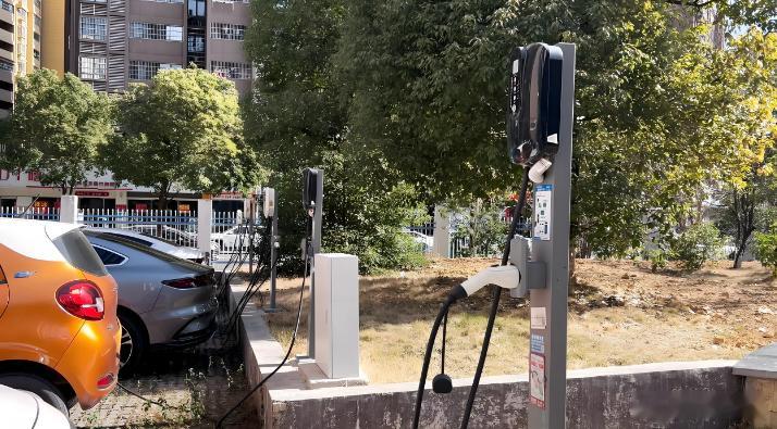 在科技与生活深度融合的今天，一个名字正随着新能源的浪潮，悄然进入无数车主的视野，