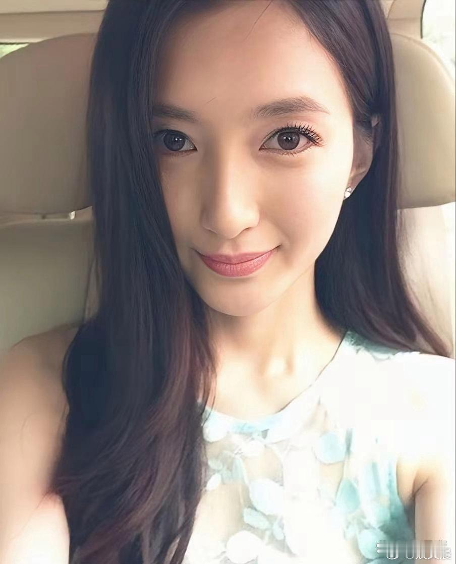 江疏影的名字自带诗意，宛如小说女主。早年造型清冷文艺，氛围感十足，岁月沉淀，依旧