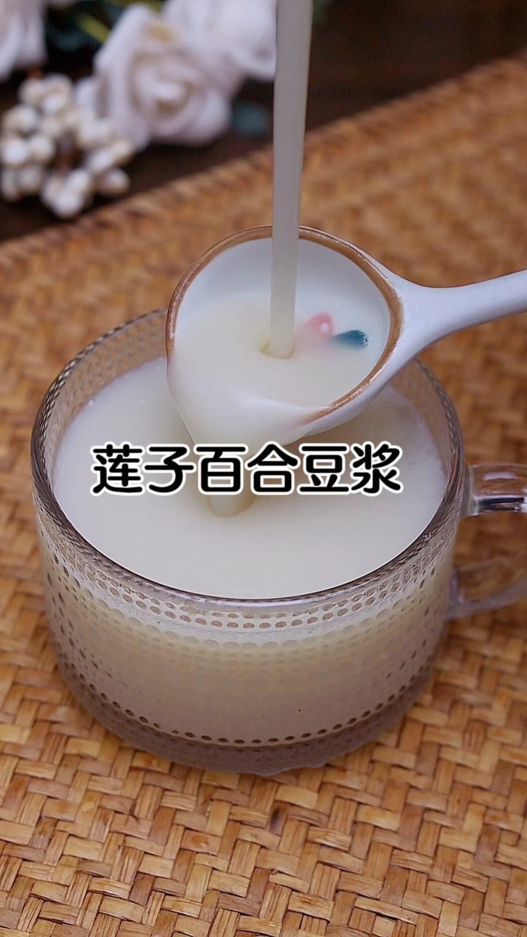 女生多吃白，好处自然来。1️⃣准备食材：银耳一小朵（或有机银耳7克）、百合10克