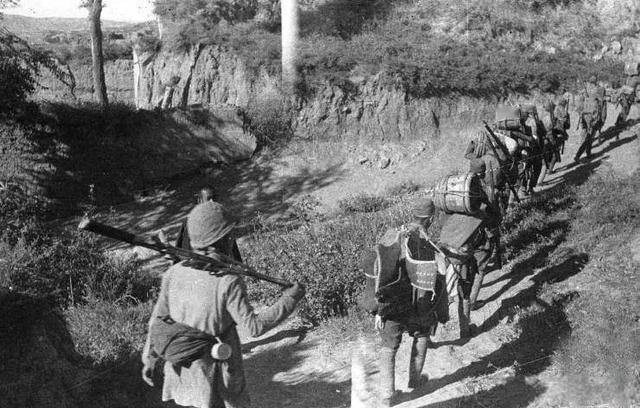 抗战反扫荡，杨成武带三个连，四五千群众，遭遇鬼子一个联队。
这是1941年晋察冀