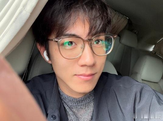 赵一博车上自拍  赵一博LinkStart 这组车上自拍，赵一博的穿搭也很出彩，