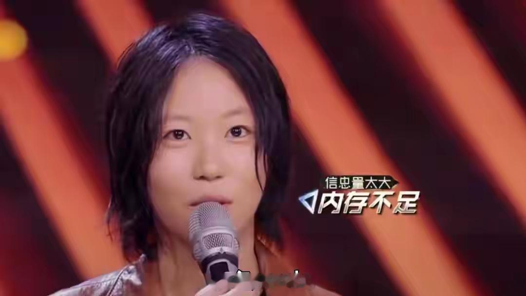 窦靖童“隐身式帮唱”：在《歌手2026》舞台上，她把伴...窦靖童帮唱一句没唱。
