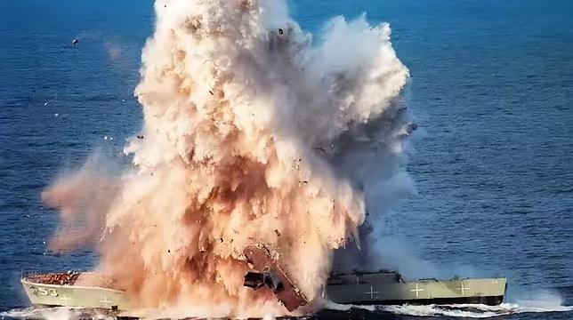 特朗普开炮了！真的是开炮！阿曼湾，一艘从中国返航伊朗的货轮，被美军驱逐舰一炮轰穿