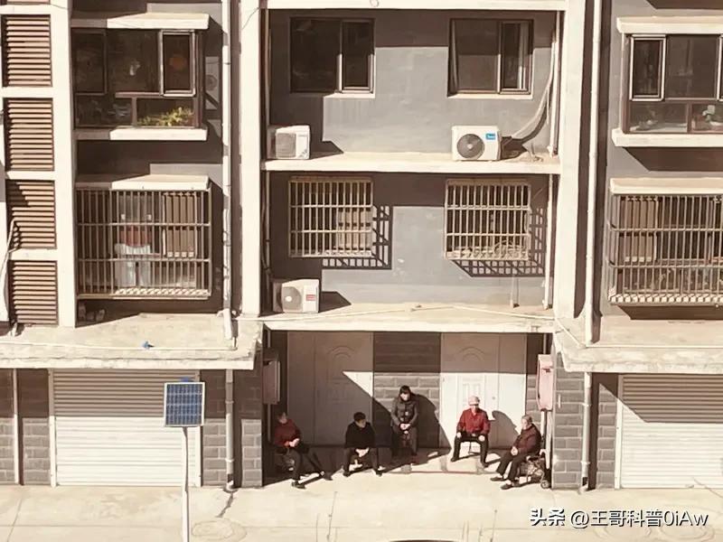 存多少钱才算体面养老，这还真没个准数。在小县城，生活成本低，有个百八十万或许就够
