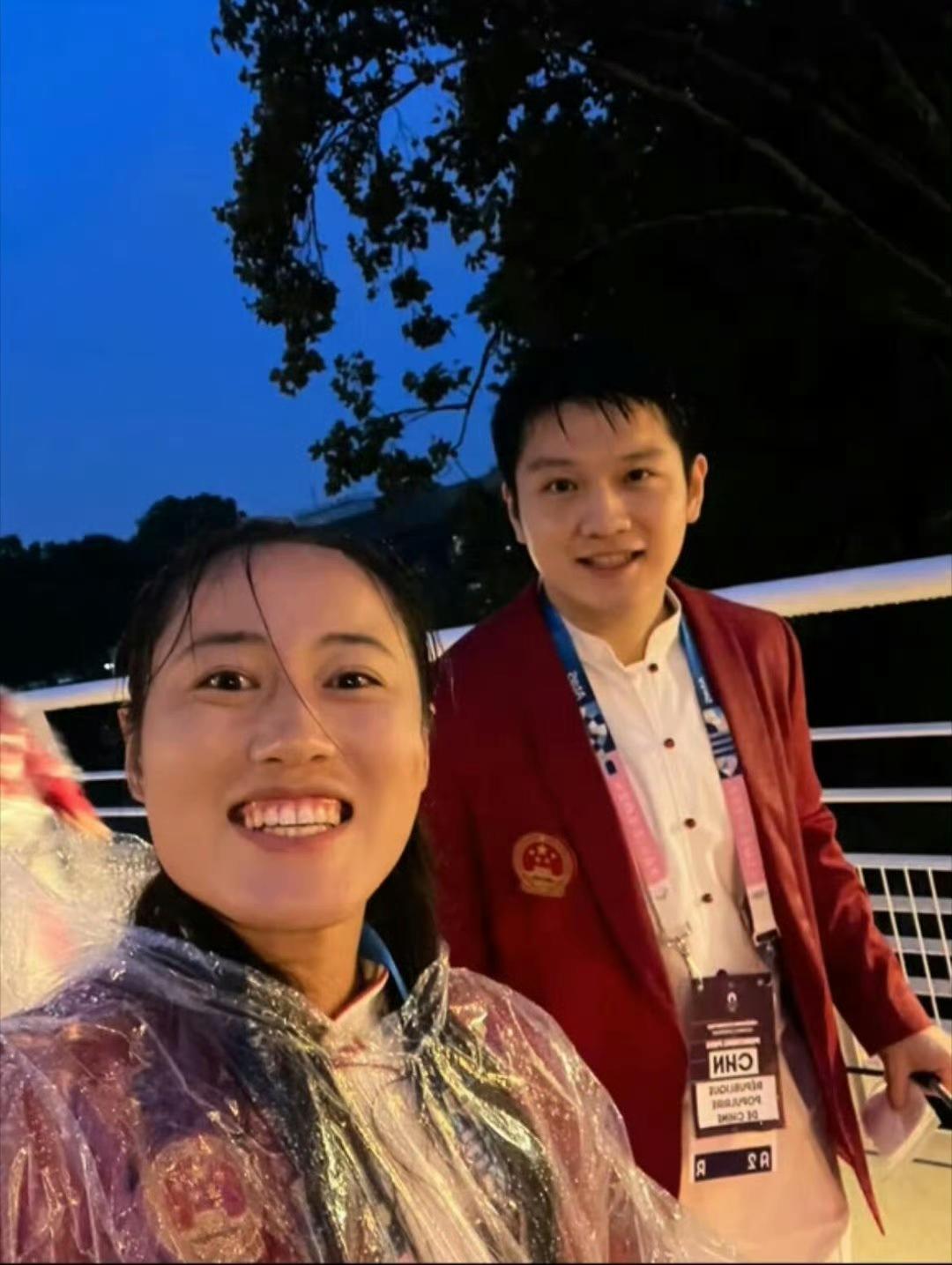 巴奥开幕式那天晚上被水浇了！！
我一直在默念“遇水则发遇水则发”[马思纯的微笑]