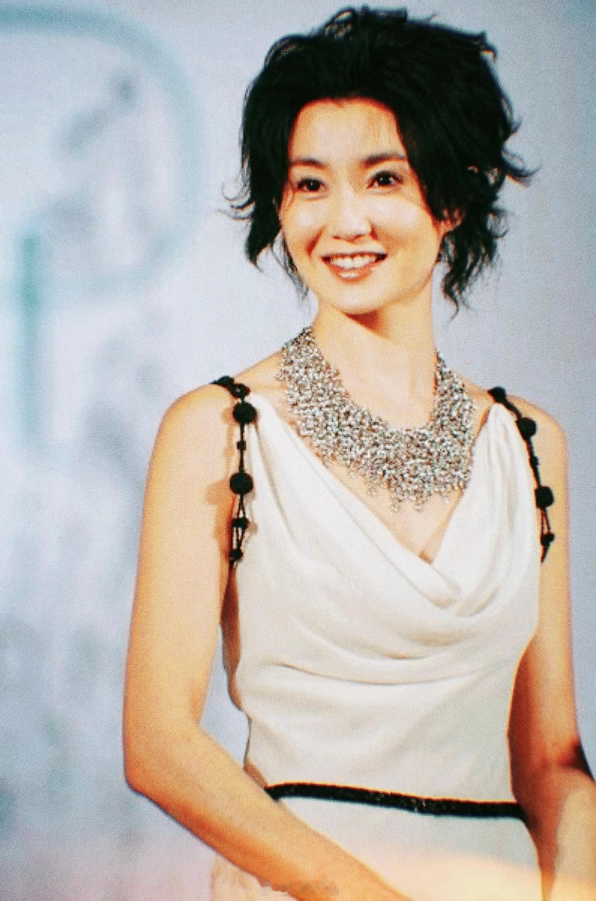 张曼玉[超话]  旧相簿子  像是住在奥林帕斯山上的希腊神话中的女神，又像灵猫幻