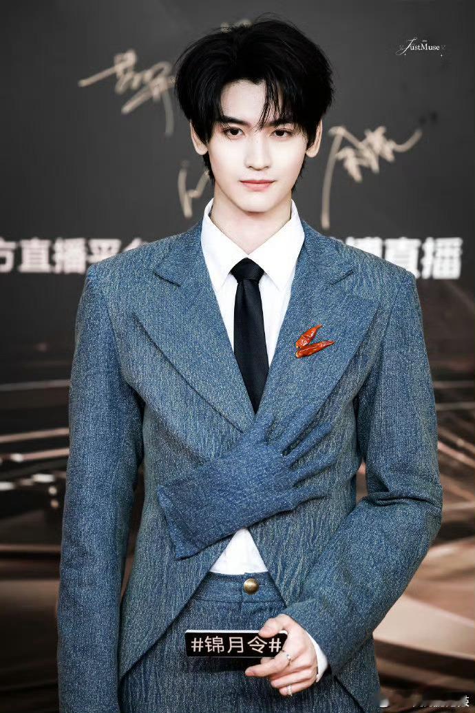 黄俊捷的胸针是辣椒 黄俊捷把辣椒玩出花！当胸针配灰衣超绝，红点缀得造型更亮眼，他