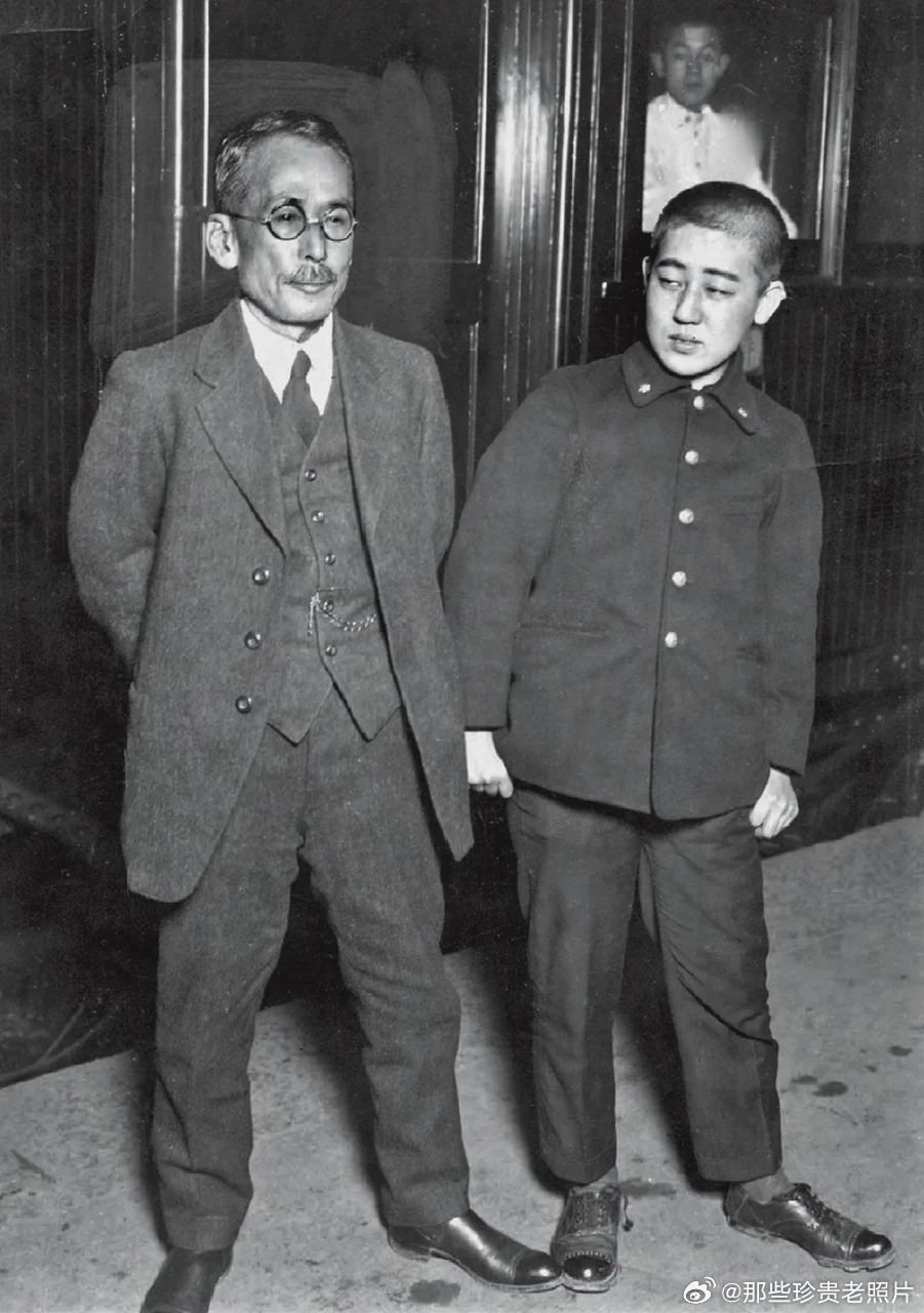 1925年，川岛浪速与其养女川岛芳子川岛芳子本是满清皇室，却被生父当作政治筹码送