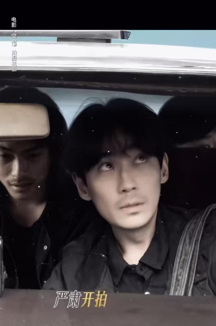 片场花絮看得很直观，戏外还是松弛的朱一龙，镜头一开瞬间切换成万梓强，神态气场全部