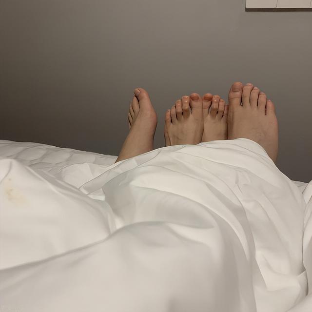 “赔了夫人又折兵啊！”山东淄博，一男子把妻子和第三者堵在酒店床上，他气坏了，拍下