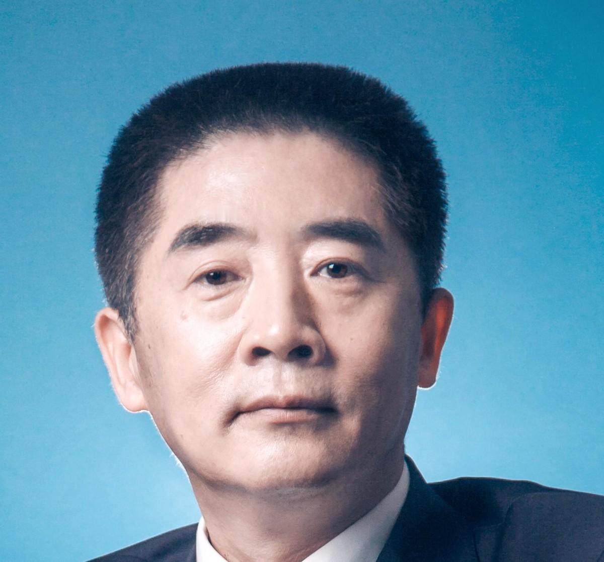 谁能想到，那个曾经日不落帝国的掌门人，竟在异国他乡的酒桌上，用轻飘飘的一句话，把