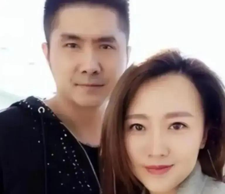 “总裁追妻送法拉利”这瓜，当年热搜挂三天。结果婚后潘阳带娃直接搬回娘家，网友：豪