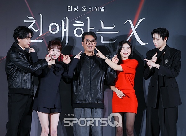 大家一起在发布会上澄清了恋爱传闻是今年夏天，包括金裕贞、金度勋在内，还有李应福导