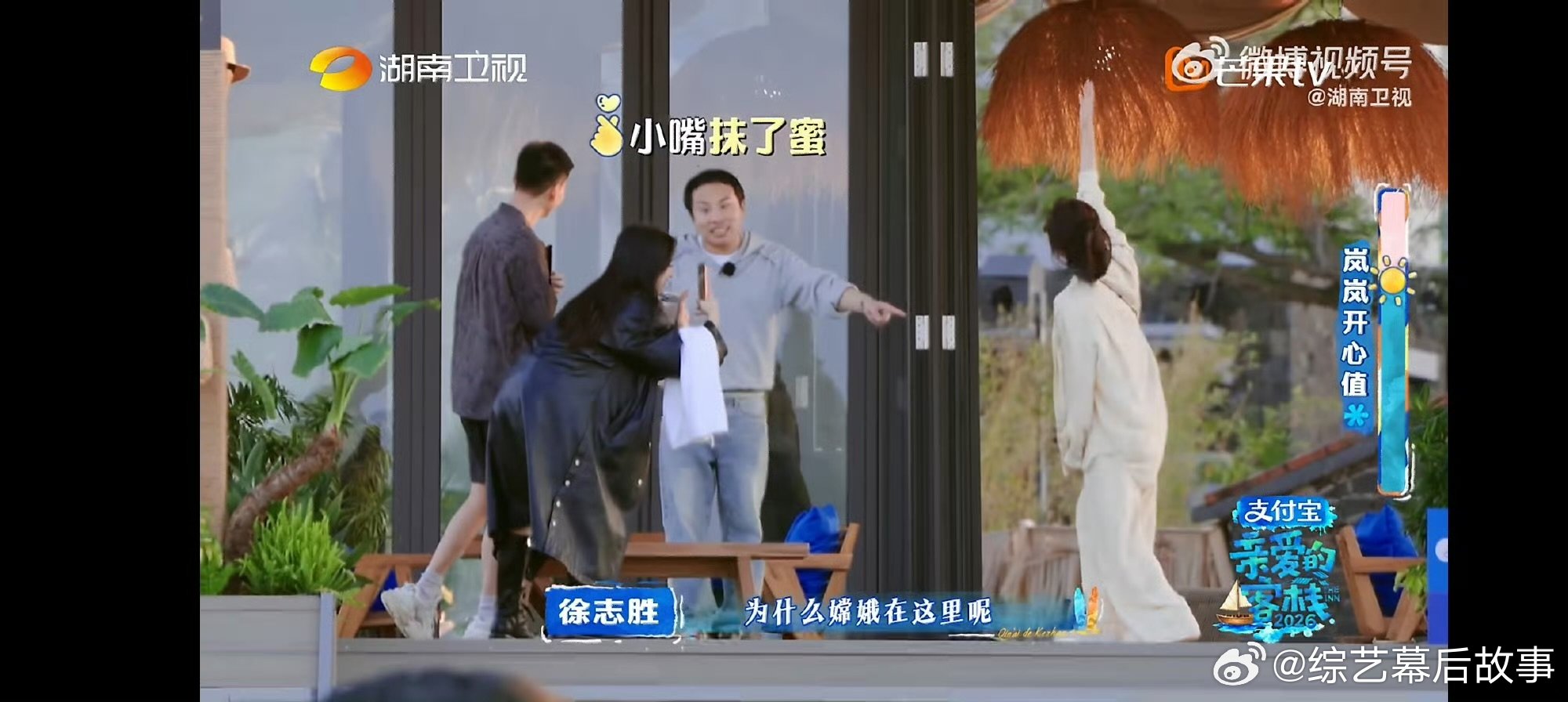 沈月镜头下的秦岚 随手一拍都是画报感！沈月镜头下的秦岚知性大方，美得安静又有力量