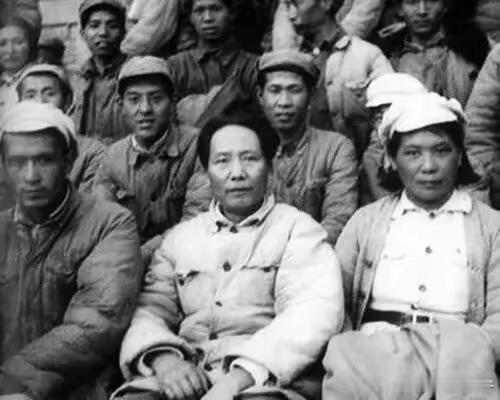 伟人在延安文艺坐谈会上 