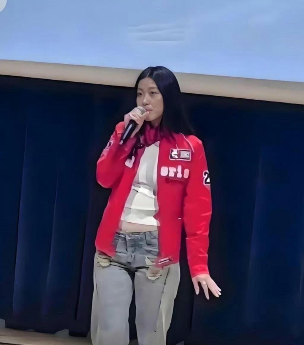 陈奕迅的女儿居然出道啦！这气质简直绝了，又清冷又灵动，跟刘亦菲那种仙气飘飘的感觉