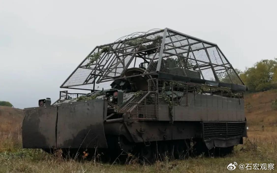 乌克兰媒体发布了乌军第80独立空降突击旅装备的改装型美制M2A2 OD...