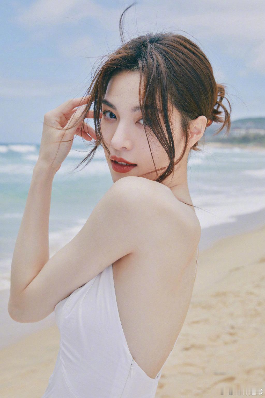 偶滴个天呀！钟楚曦这个出逃地中海之夏💦系列的广告片拍的太美了吧 ~ 有一说一，