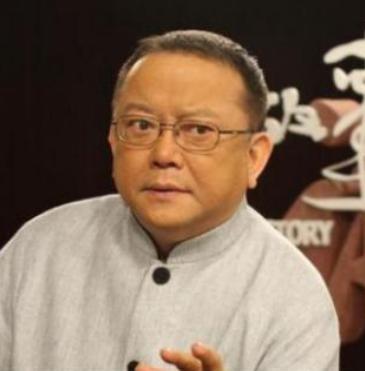2006年，58岁的王刚三婚娶了小他20岁的郑艳东。新婚之夜，王刚对郑艳东说：“
