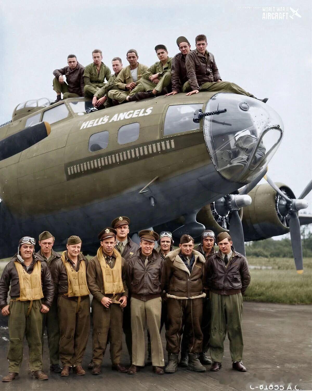 1943年6月6日，第303轰炸机群“地狱天使”的地勤与机组人员，驾驶第8空军的