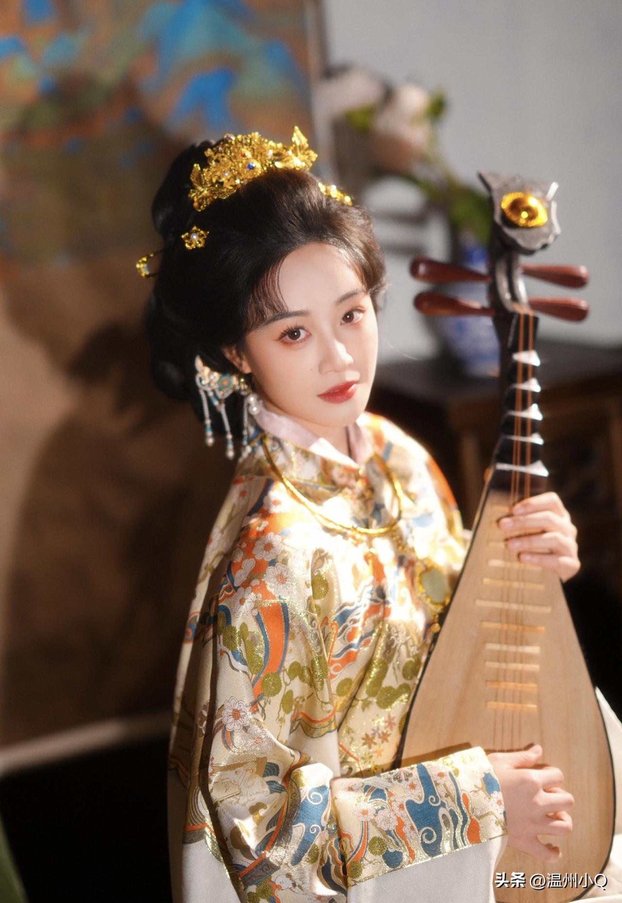 我已经词穷了，蓝盈莹这个明代造型也太贵气了吧，服饰好精美。