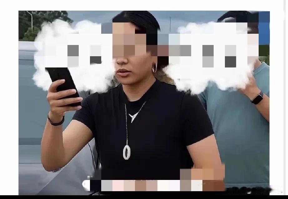 奔驰女司机的身份，我们猜测的还是太保守了！

浪潮新闻的记者给防城港公安局宣传科
