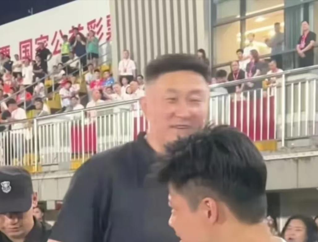 跳出一线执教，杜锋深耕本土篮球产业
 
杜锋的工作重心已经发生转变，将精力投向本