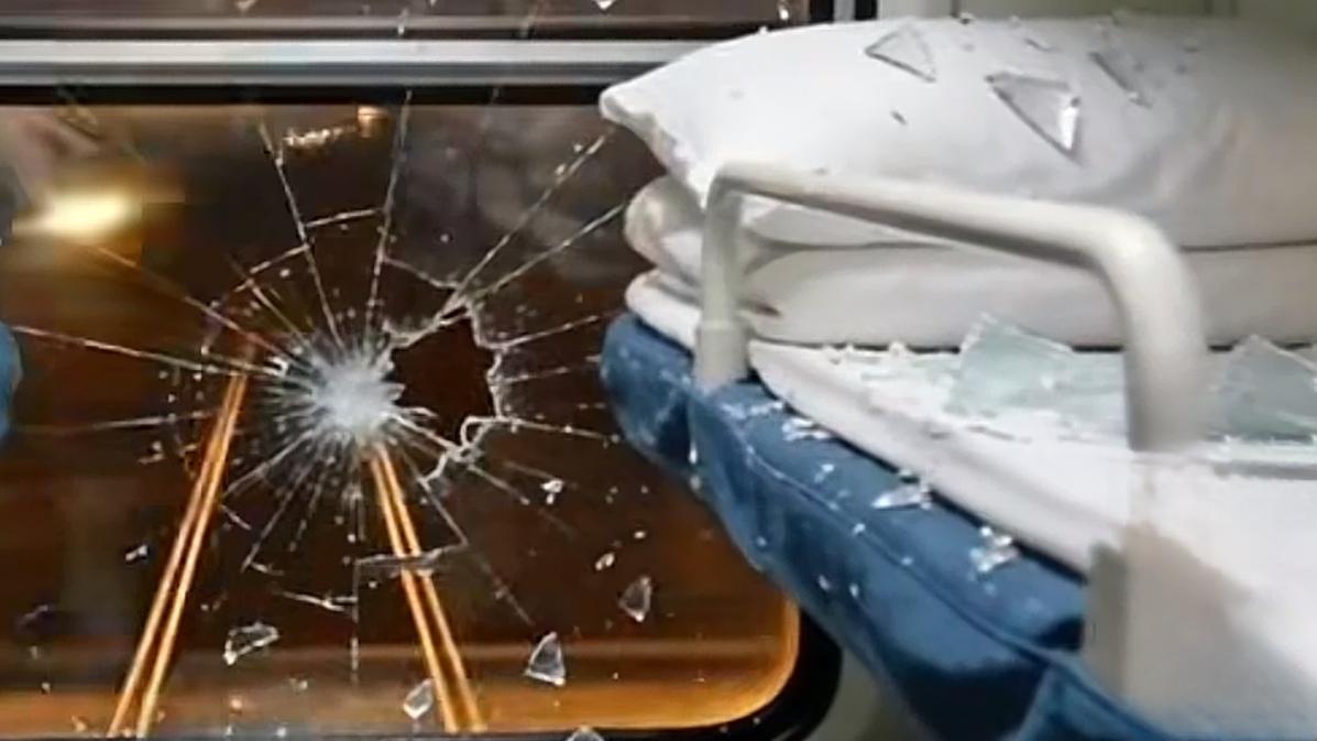 🔥惊魂！Z53次列车疾驰中车窗爆裂，枕头撒满碎玻璃。北京西开往昆明的Z53次列