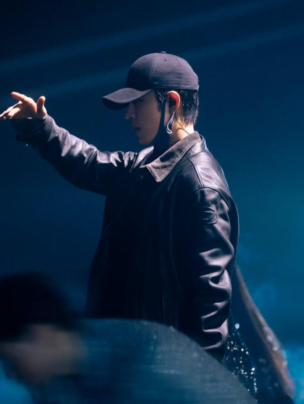 肖战东方卫视跨年彩排碎片掉落肖战今晚东方卫视跨年彩排碎片掉落，这是哪来的潮男。肖