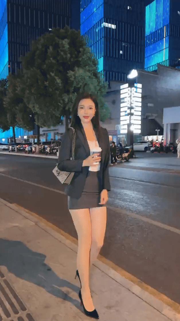 这套穿搭也只有少妇才能完美驾驭[笑哭]