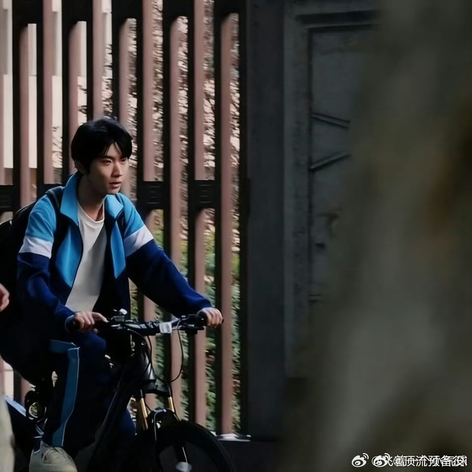 马嘉祺我们生活在南京路透，是白杨学长！ ​​​ 这个骑自行车真的好有校园气息[打