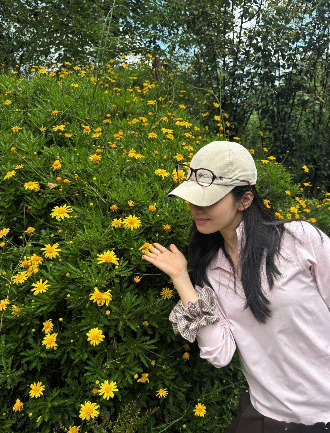 张婧仪山林随拍张婧仪进山吸氧plog送达🌲穿梭林间，看花逗松鼠，山野下午茶氛围