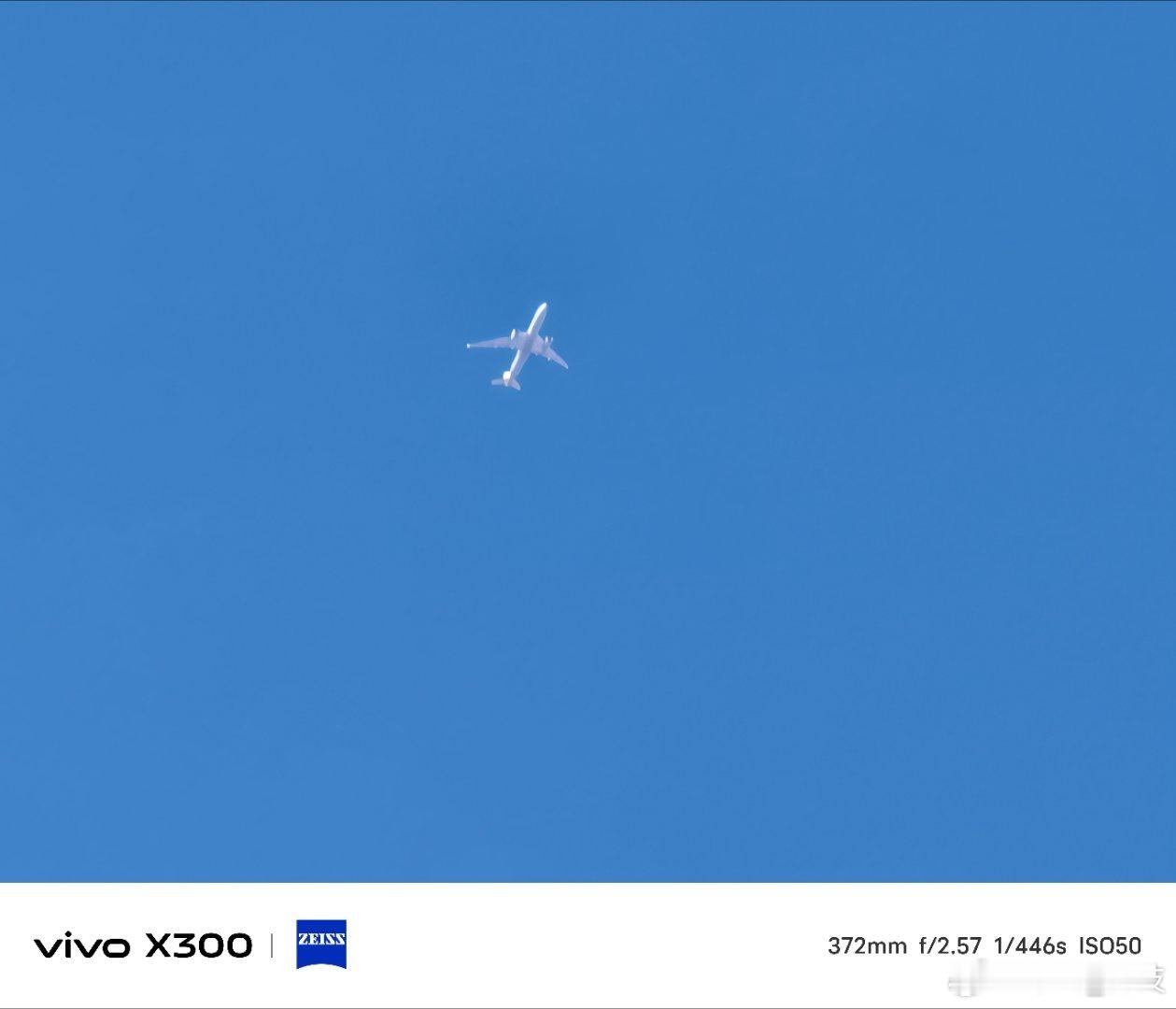 vivo 细碎的云絮漫过天际，像被揉碎的棉絮轻轻铺在晴空里。忽然有飞机划破这片澄