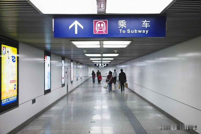 地铁那么方便，公交也不太可能被淘汰。
先说说地铁，它速度快、准点，适合长距离和通