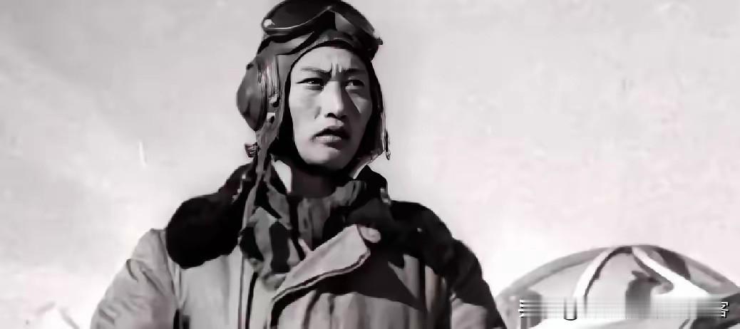1951年，志愿军飞行员刘玉堤在返航途中，无意间发现，自己身下竟有一群黑压压的敌
