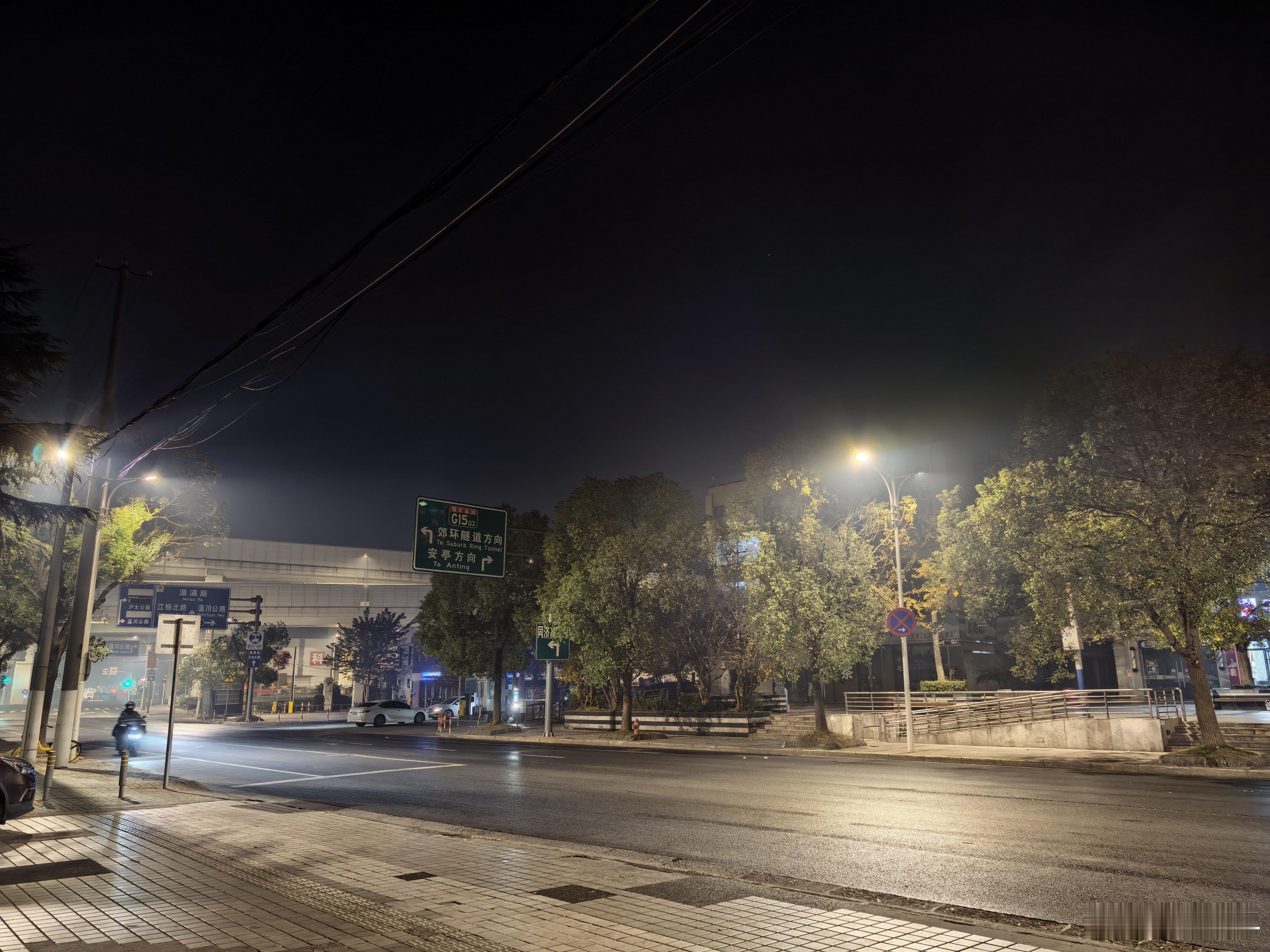 这污染绝对超标了吧，还有一股怪味，我的天。 