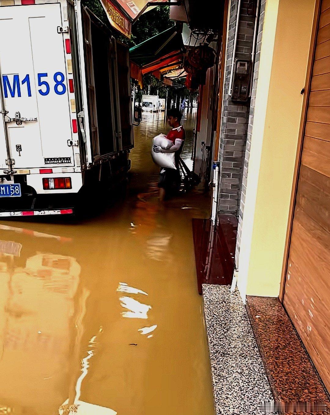 中国大陆某地居民，水淹搬铺 